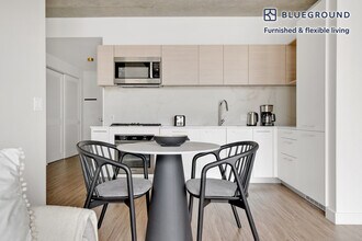 165 N Desplaines St in Chicago, IL - Building Photo - Building Photo