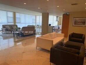 100 Lincoln Rd, Unit # PH4 in Miami Beach, FL - Building Photo - Building Photo