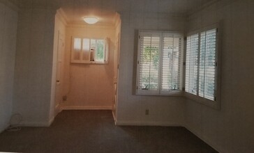 11474 Moorpark St in North Hollywood, CA - Building Photo - Interior Photo