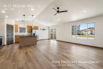 8415 Healing Wy in Rapid City, SD - Foto de edificio - Building Photo