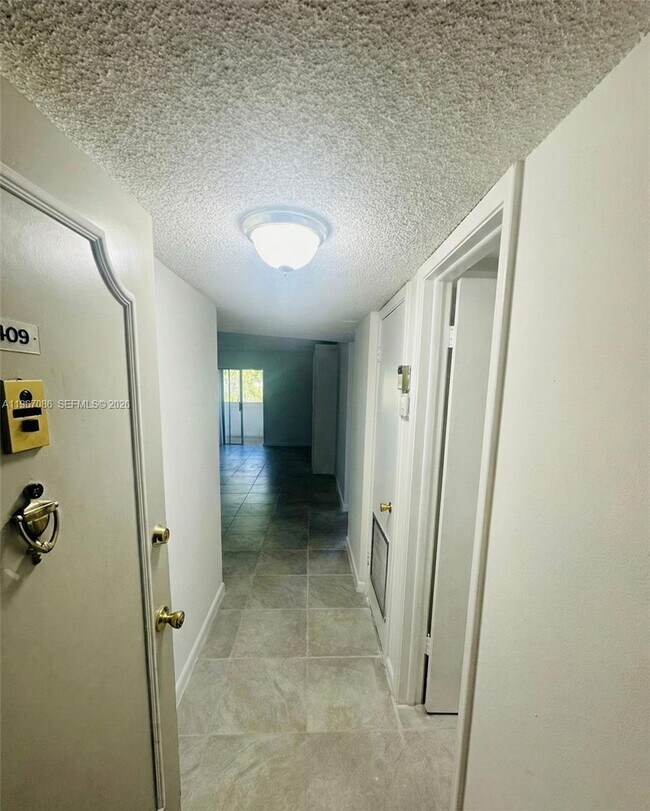 22605 SW 66th Ave in Boca Raton, FL - Foto de edificio - Building Photo