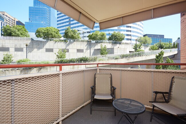 1121 Arlington Blvd, Unit 230 in Arlington, VA - Foto de edificio - Building Photo