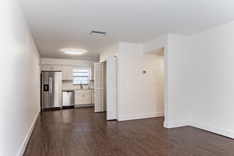 Gandy Parkside Apartments in Tampa, FL - Building Photo - Interior Photo