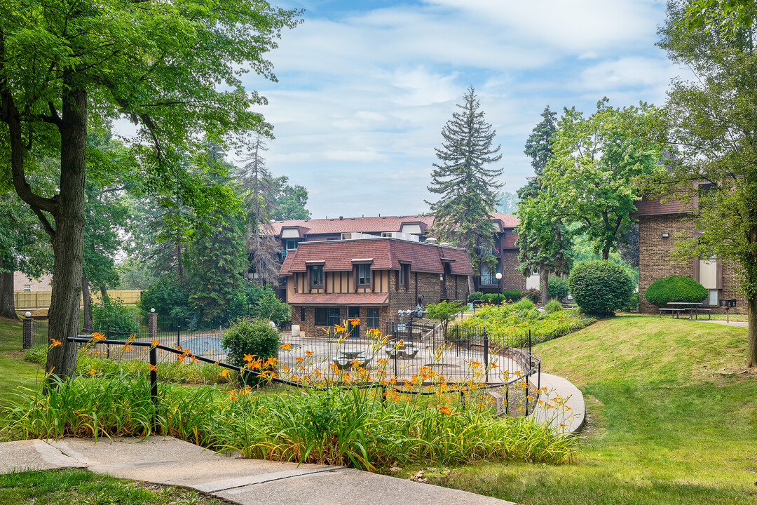 Cambridge Woods in Toledo, OH - Foto de edificio