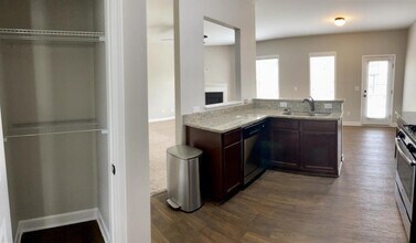 343 Nottingley Dr in Hope Mills, NC - Building Photo - Building Photo