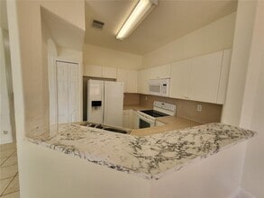 7633 NW 114th Path in Doral, FL - Foto de edificio - Building Photo