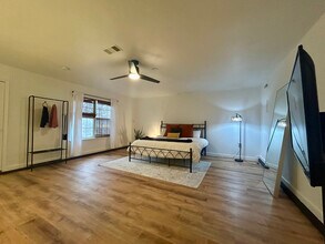 2002 Oak Creek Ct in Garland, TX - Foto de edificio - Building Photo