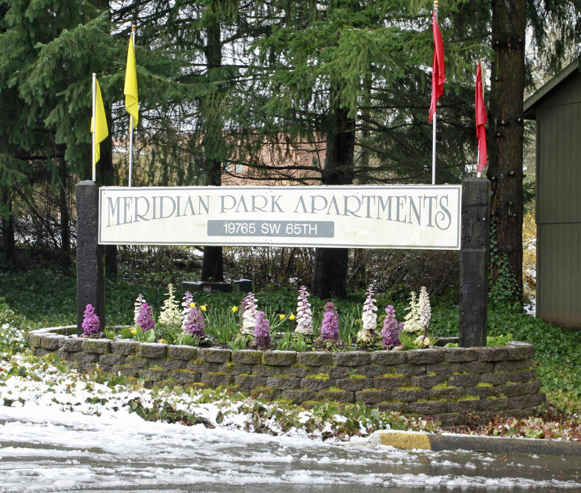 Meridian Park Apartments in Tualatin, OR - Foto de edificio