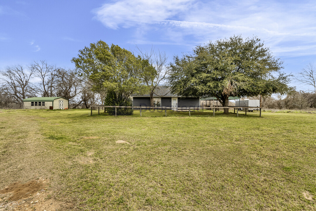 1410 FM 2571 in Smithville, TX - Building Photo