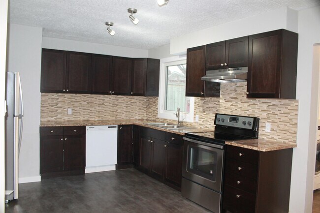 13528-13139 139 St NW in Edmonton, AB - Building Photo - Building Photo