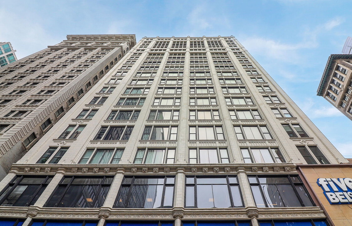 8 W Monroe St in Chicago, IL - Building Photo