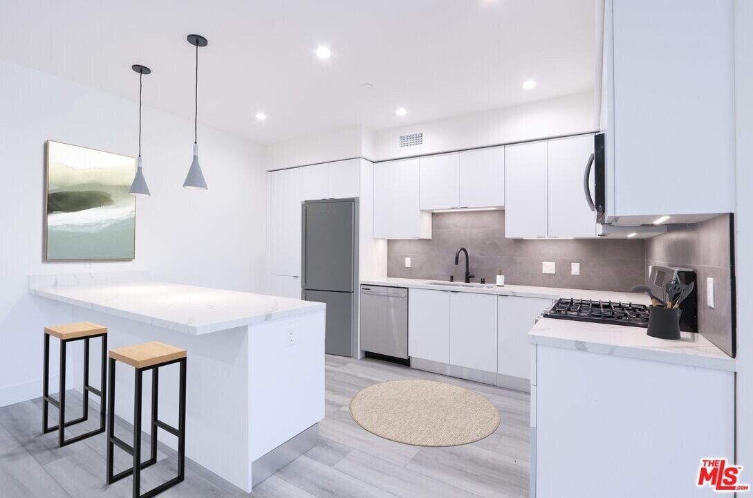 11800 Courtleigh Dr in Los Angeles, CA - Building Photo