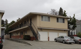 2251 Clinton Ave in Alameda, CA - Building Photo