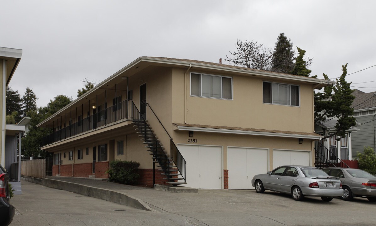 2251 Clinton Ave in Alameda, CA - Foto de edificio