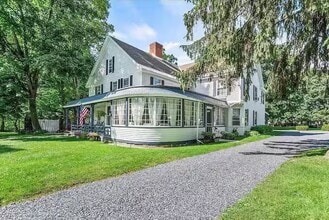 722 Main St, Unit Main House in Bennington, VT - Building Photo - Building Photo