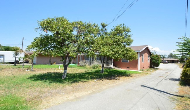 Pepper Ave Apartments in Fontana, CA - Building Photo - Building Photo