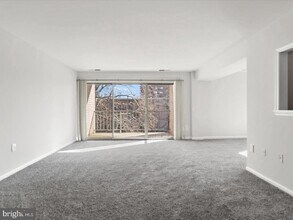 33 Canterbury Square, Unit 302 in Alexandria, VA - Building Photo - Building Photo