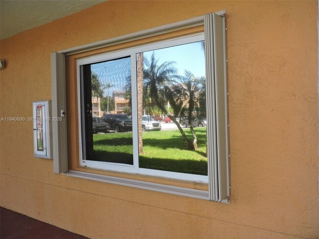 6225 SW Kendale Lakes Cir in Miami, FL - Building Photo - Building Photo