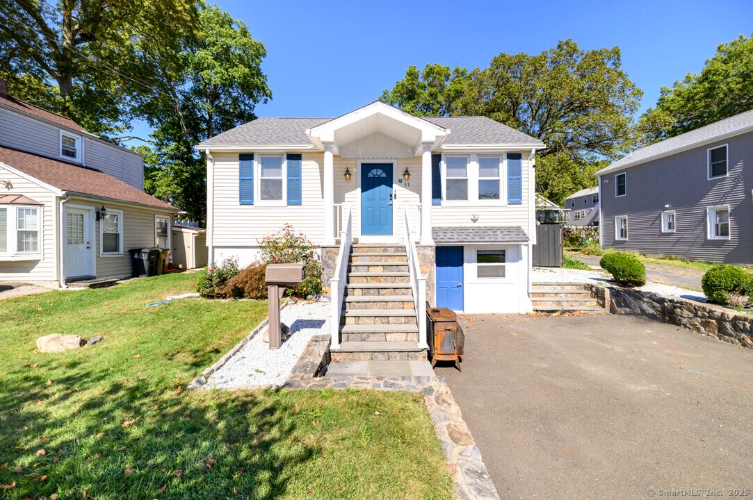 33 Hirsch Rd in Stamford, CT - Building Photo