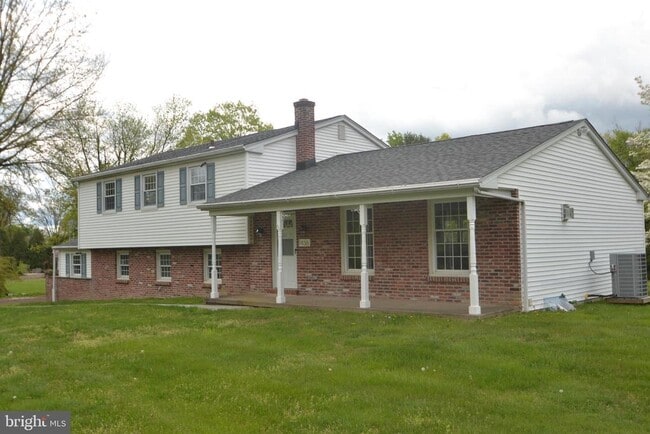 property at 1436 E Lamplighter Ln