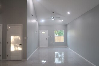 2409 W Hackberry Ave, Unit 1 in McAllen, TX - Building Photo - Building Photo