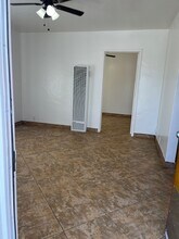 9829 San Gabriel Ave, Unit South Gate in South Gate, CA - Foto de edificio - Building Photo