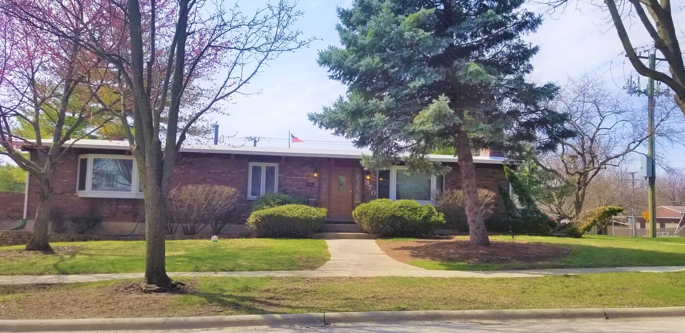 370 Fremont St in West Chicago, IL - Building Photo