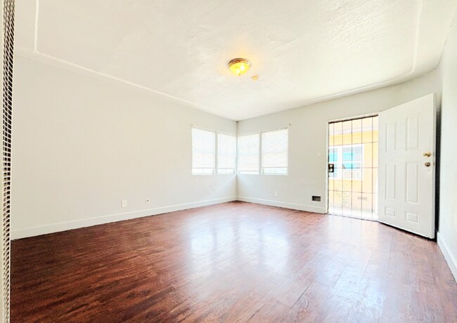 6914 1/2 Main St in Los Angeles, CA - Building Photo - Building Photo