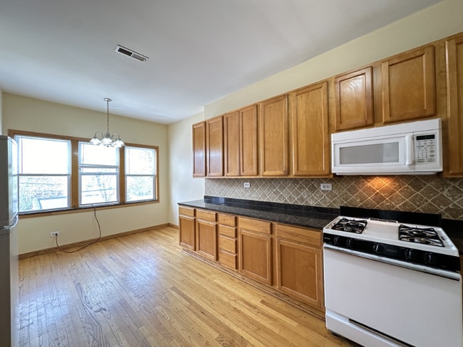 2136 W Chicago Ave in Chicago, IL - Foto de edificio - Building Photo