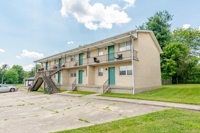 209 N Woodland Dr in Radcliff, KY - Building Photo - Building Photo