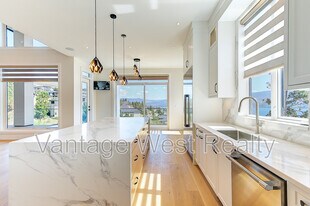 1511-1511 Vineyard Dr in West Kelowna, BC - Building Photo