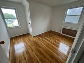 316 New Hyde Park Rd, Unit 2 in Franklin Square, NY - Foto de edificio - Building Photo