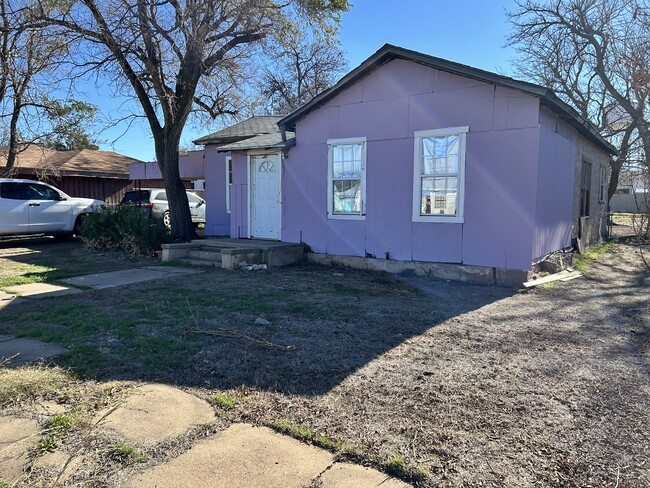 property at 903 W 8th St