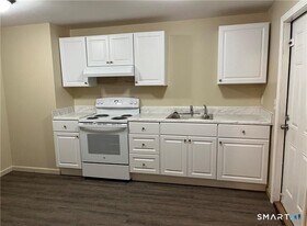 20 Railroad Ave in Plainfield, CT - Building Photo