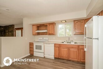 1215 Dawn Valley Dr in Maryland Heights, MO - Foto de edificio - Building Photo