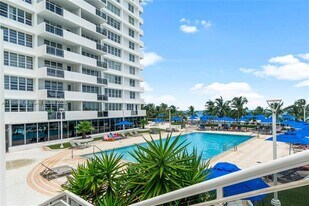 100 Lincoln Rd, Unit 1635 in Miami Beach, FL - Building Photo