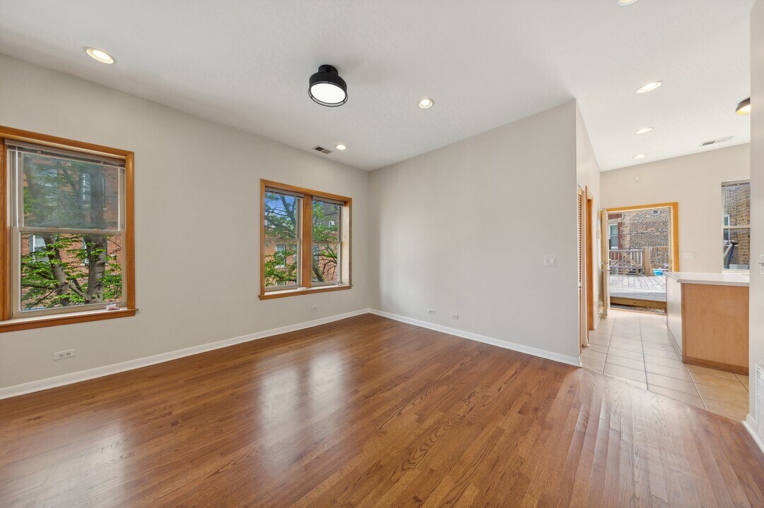 2227 N Western Ave, Unit 2 in Chicago, IL - Foto de edificio