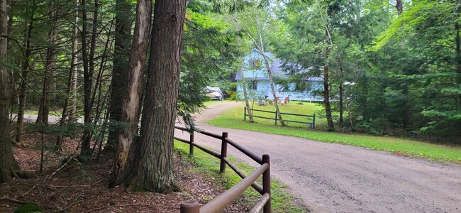 37 St Moritz St in Moultonborough, NH - Foto de edificio - Building Photo