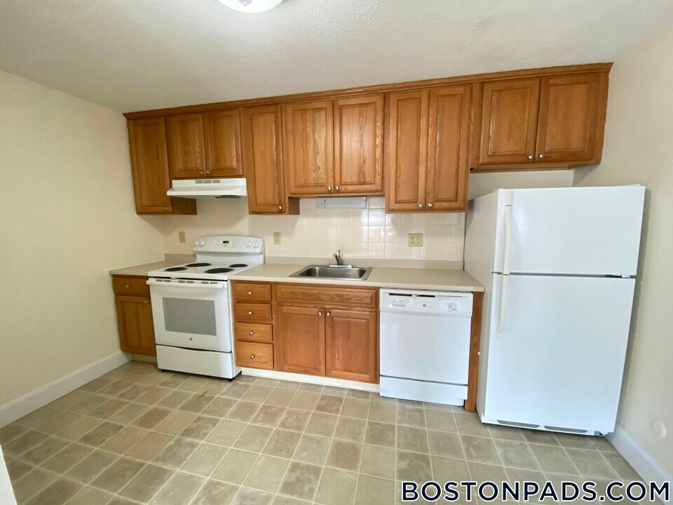 4 Brattle Dr in Arlington, MA - Building Photo