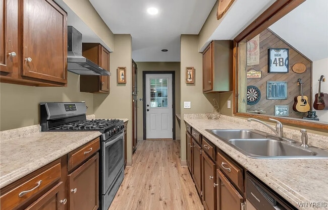 28 Woodstock Rd in Glenwood, NY - Building Photo - Building Photo