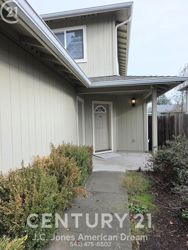 317-317 NE Cooper Ln in Grants Pass, OR - Building Photo - Building Photo