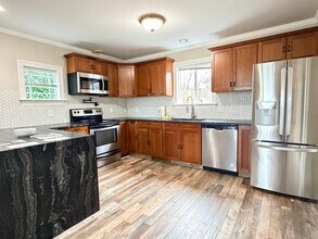 1854 Hillcrest Ave in Enumclaw, WA - Foto de edificio - Building Photo