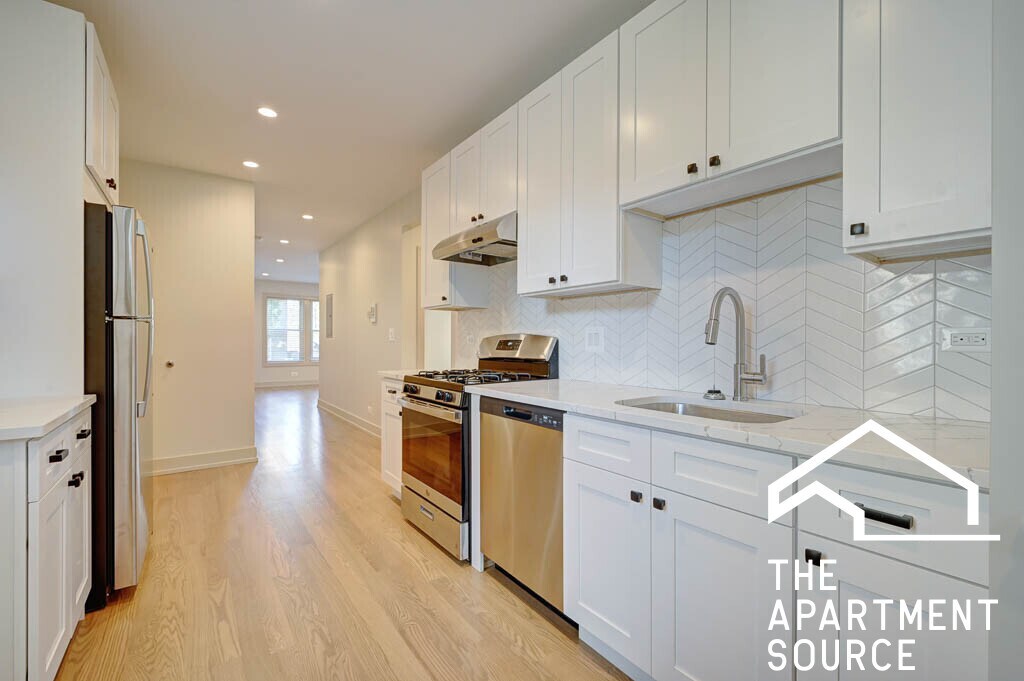 1919 W Winona St in Chicago, IL - Building Photo