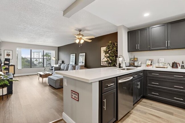 2309 S Cypress Bend Dr in Pompano Beach, FL - Building Photo - Building Photo
