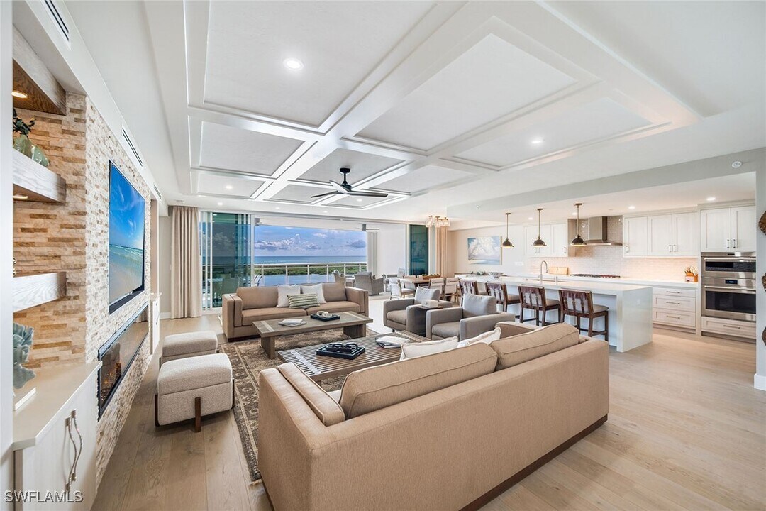 13945 Old Coast Rd in Naples, FL - Building Photo