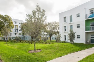 Dr. Kennedy Homes in Fort Lauderdale, FL - Foto de edificio - Building Photo