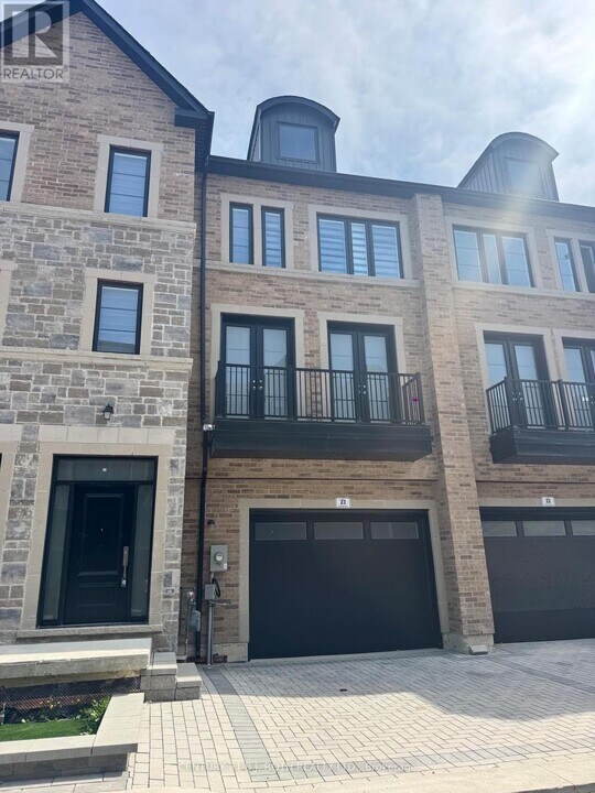 260-260 Eagle St in Newmarket, ON - Building Photo
