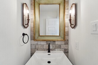 2520 Ohsfeldt St in Houston, TX - Foto de edificio - Building Photo
