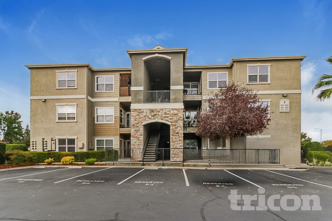 8434 Walerga Rd in Antelope, CA - Building Photo