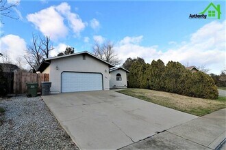 866 Spaniel Dr in Redding, CA - Building Photo - Building Photo